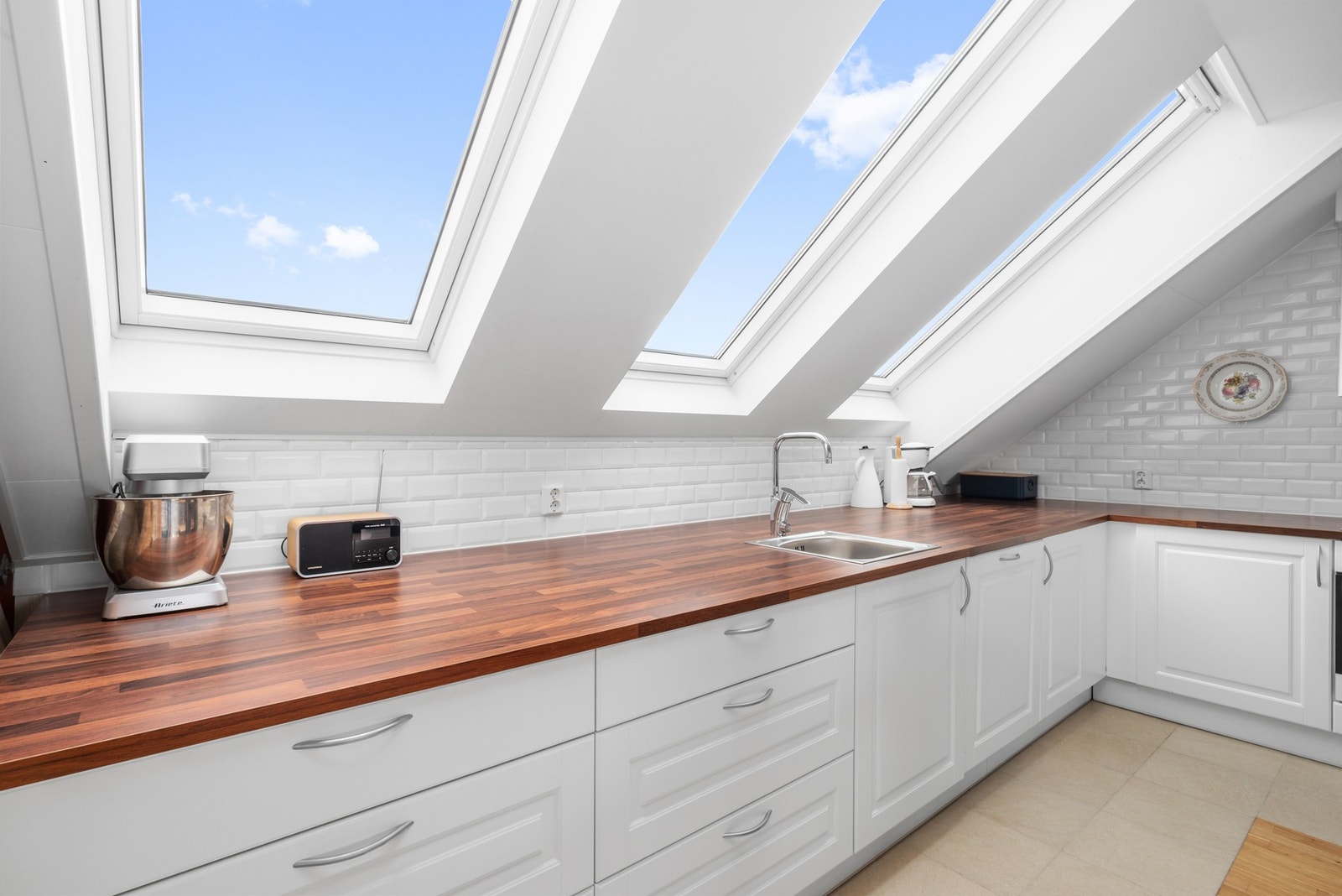 Kjøkkenet har masse god lagringsmuligheter med mye naturlig dagslys fra vinduer. Galleribilde