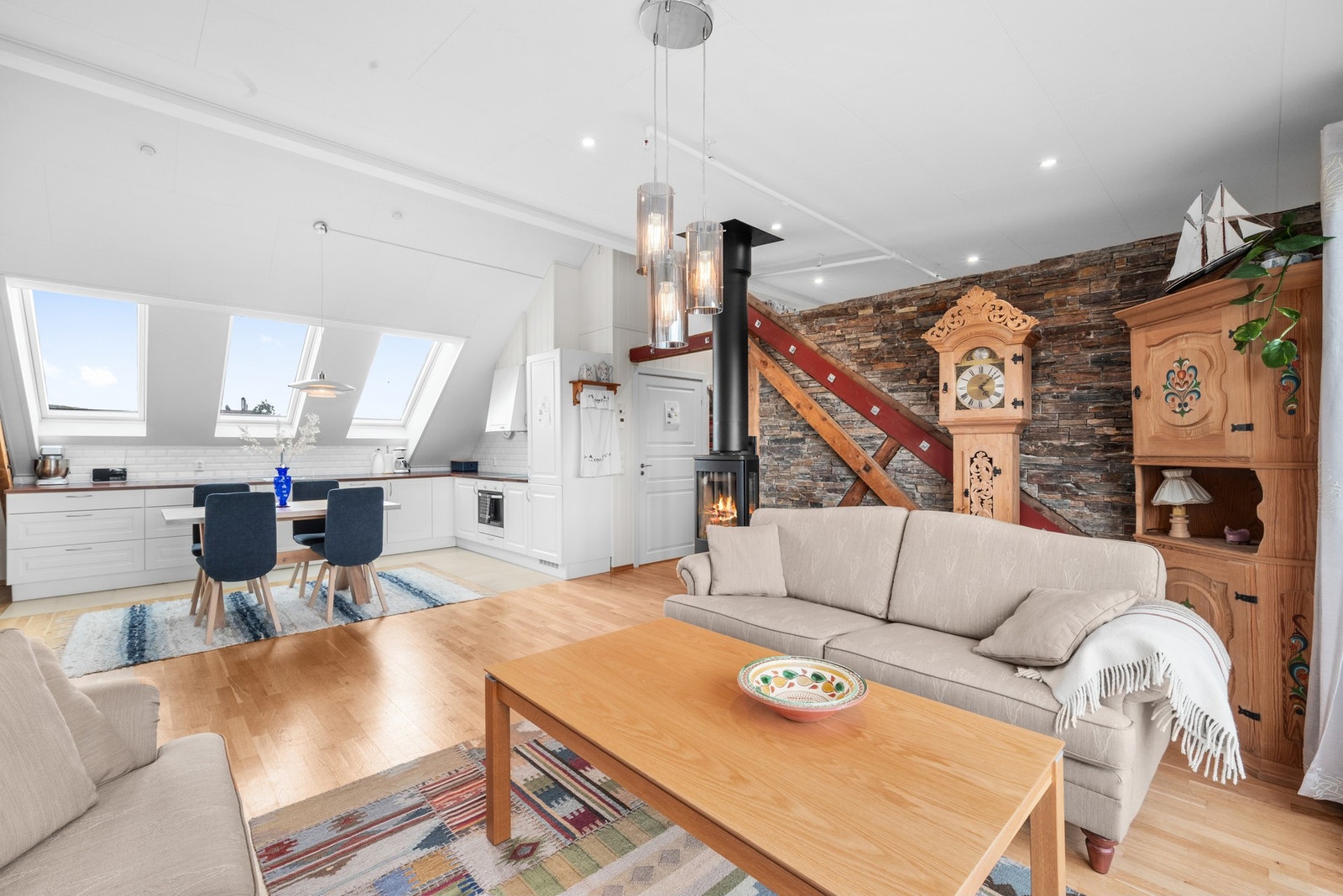 Det er en åpen stue/kjøkkenløsning. Galleribilde