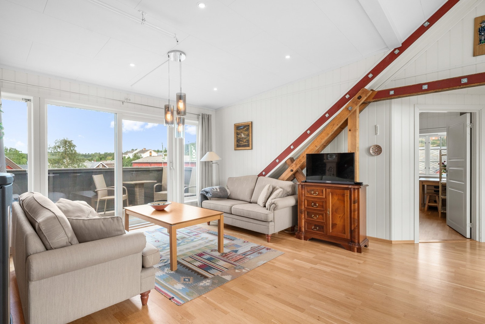 Her er det god takhøyde som gir god romfølelse. Galleribilde