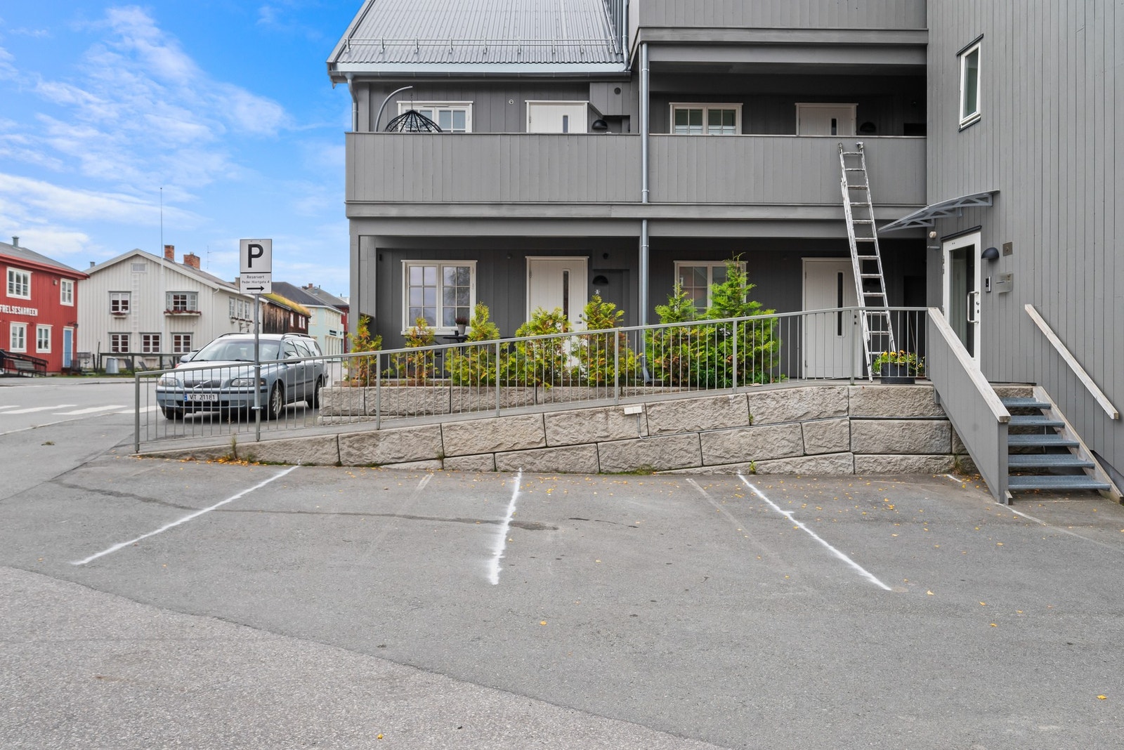 Det følger med en fast parkeringsplass på sameiets tomt. Galleribilde