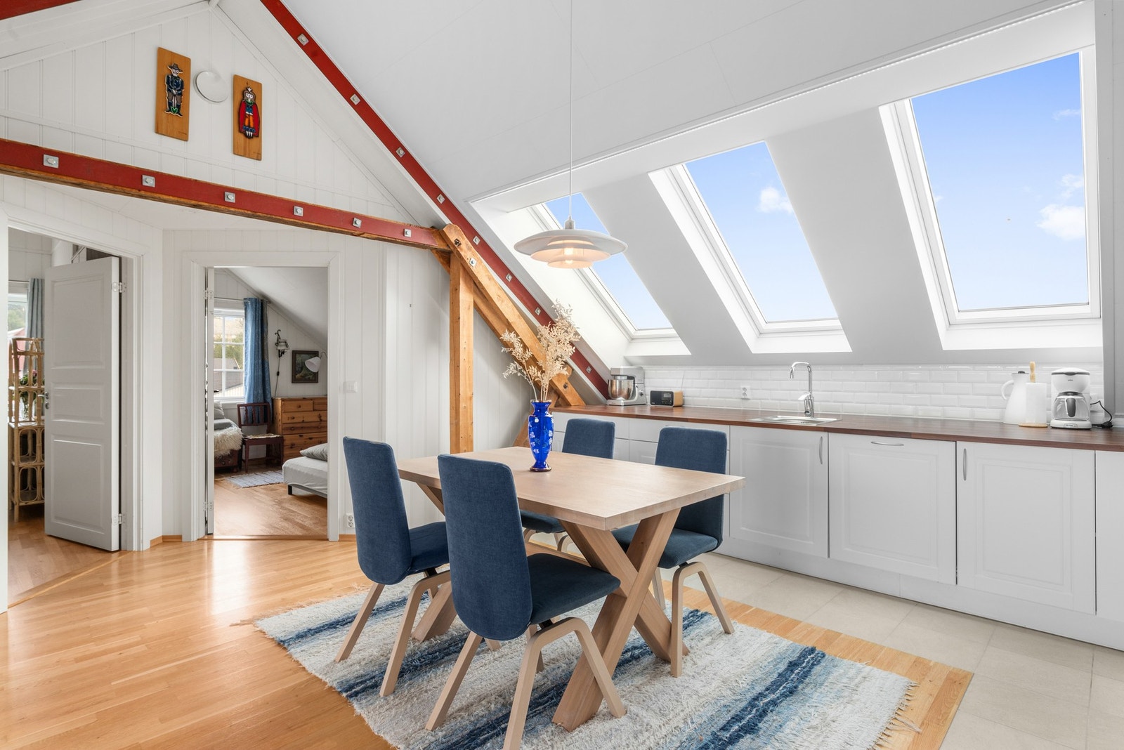 Direkte inngang til begge soverom fra stue og kjøkken. Galleribilde