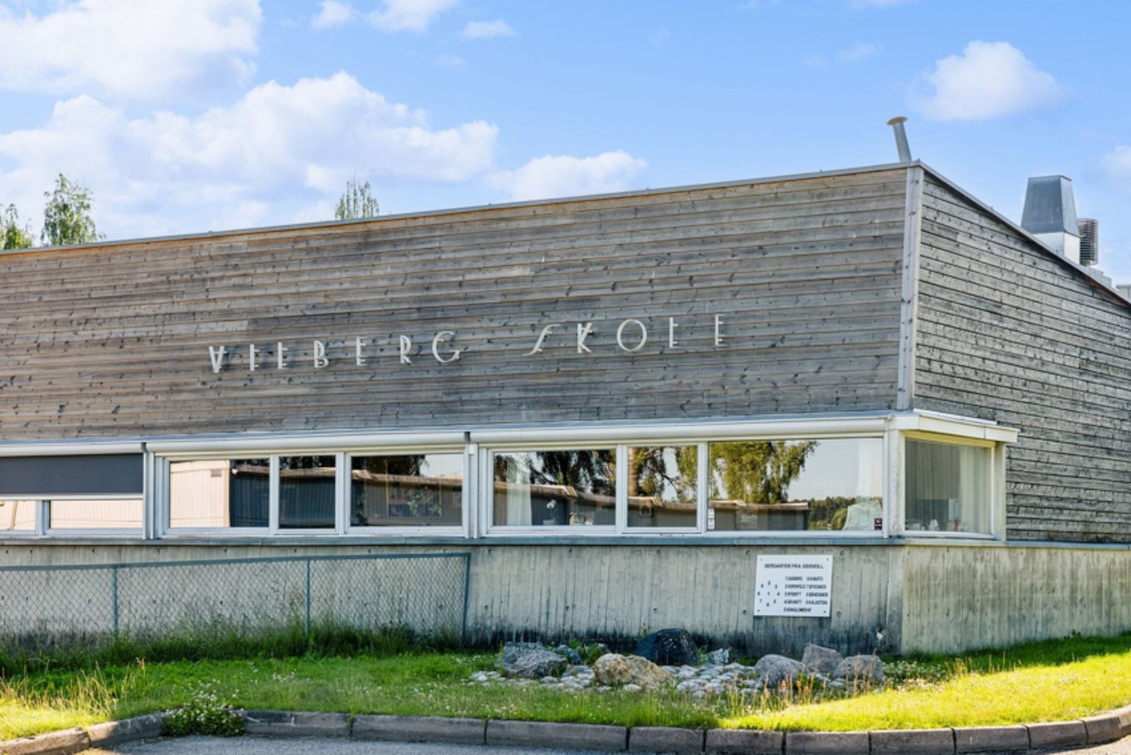 Det finnes flere barnehager og skoler i nærområdet. Galleribilde