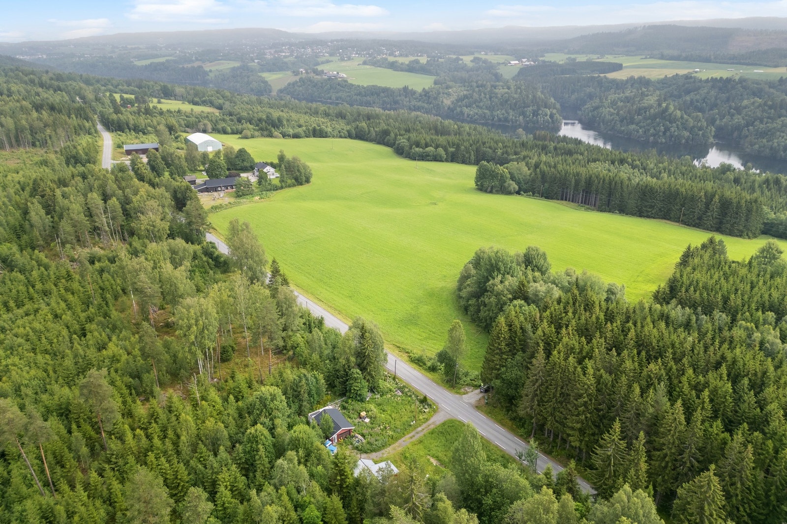 Eiendommen på Strandsvegen selges som rivningsobjekt og byr på en unik mulighet til å bygge nytt i naturskjønne omgivelser. Galleribilde