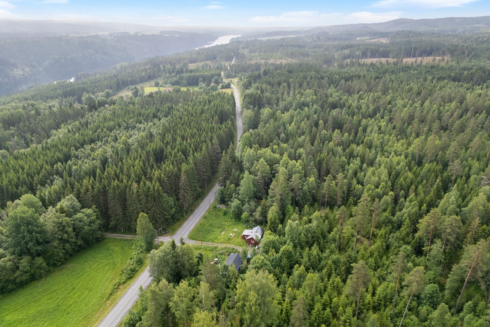 Med hele 2 273 m² tomteareal og en utnyttelsesgrad på 30 % BYA, finnes det svært gode rammer (LNRF-område). Galleribilde