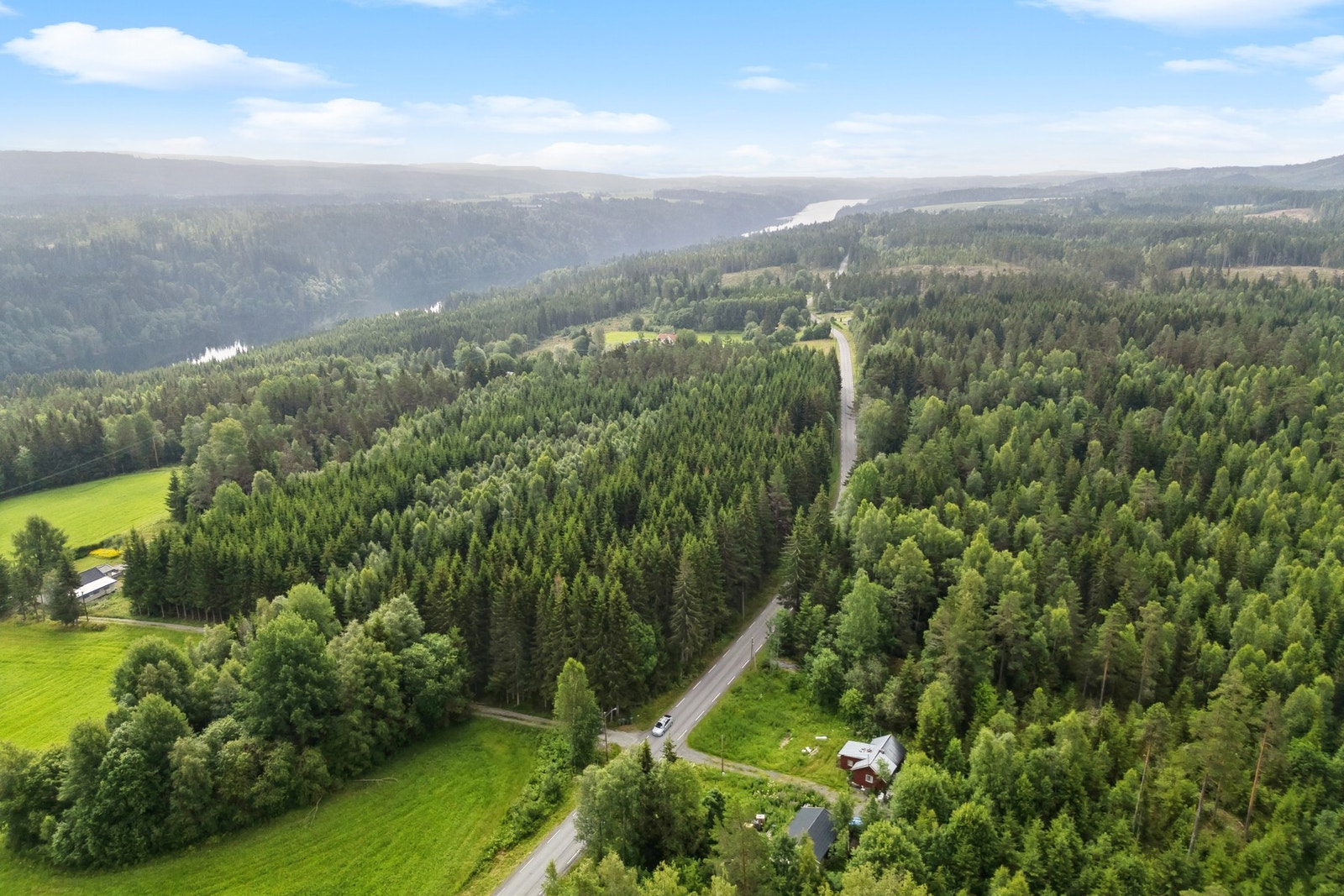 Direkte adkomst fra vei, gode solforhold og turterreng rett utenfor døren gjør dette til et attraktivt prosjekt. Galleribilde