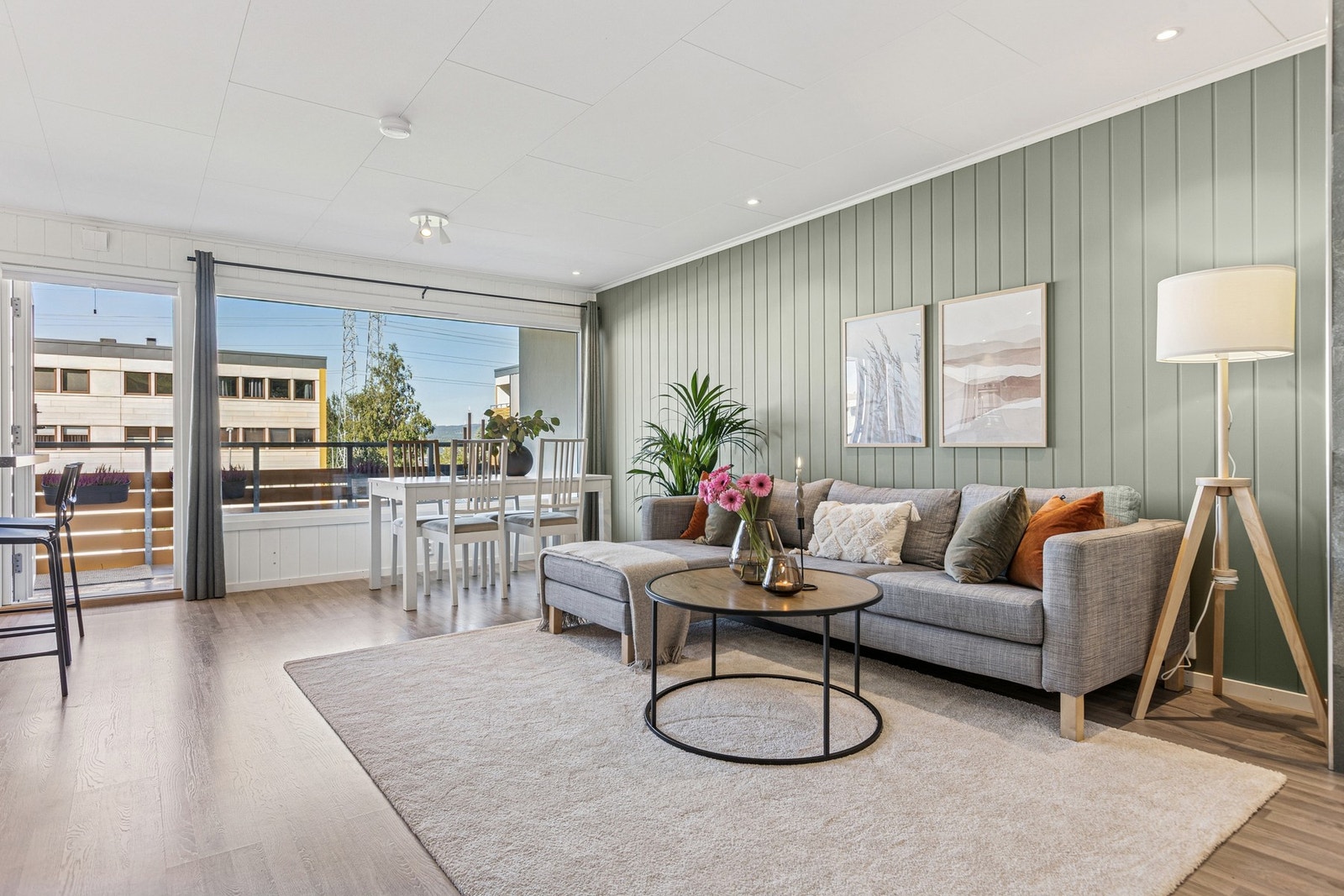 Leiligheten har en lys og åpen stue/kjøkkenløsning. Galleribilde