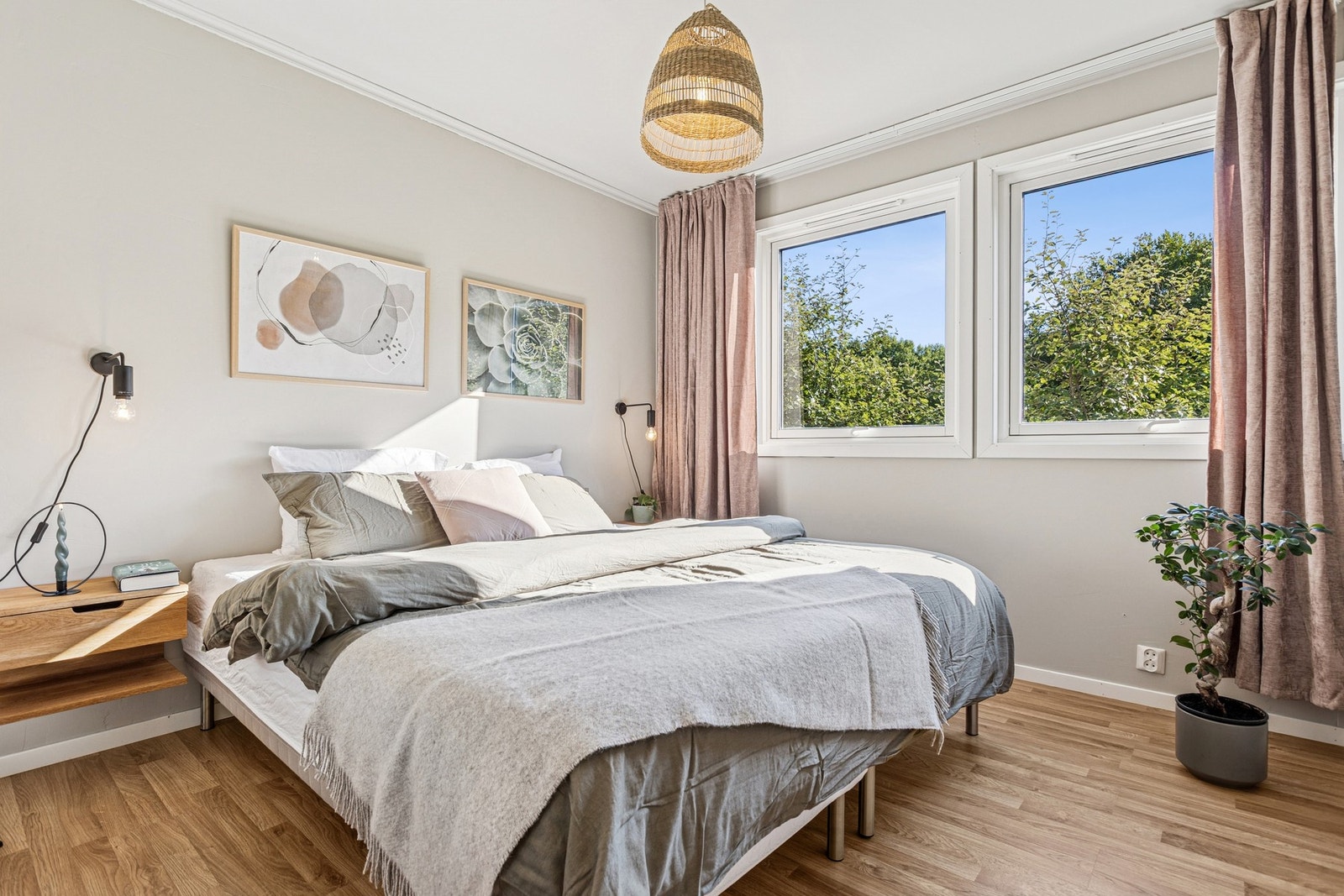 Hovedsoverommet måler 8,5 kvm og er malt i lyse farger. De store vindusflatene gir rikelig med naturlig lysinnslipp. Galleribilde