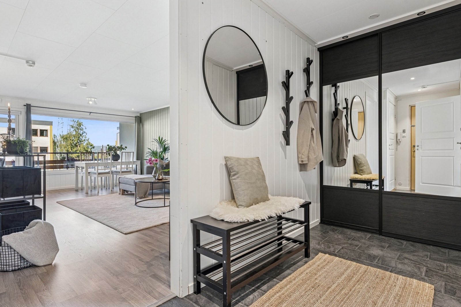 Velkommen inn! Leiligheten har blitt vesentlig oppgradert de siste årene og har fått TG1 på alle punkter fra takstmann. Galleribilde