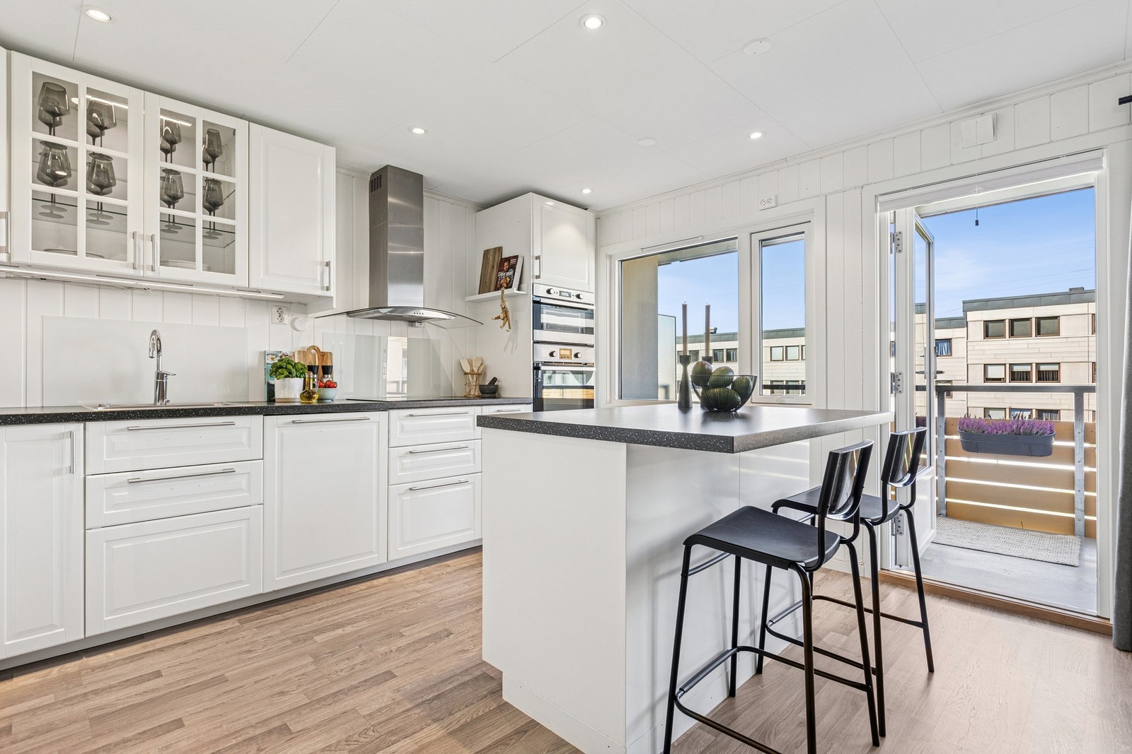 IKEA kjøkkeninnredning fra 2014 med profilerte fronter. Galleribilde