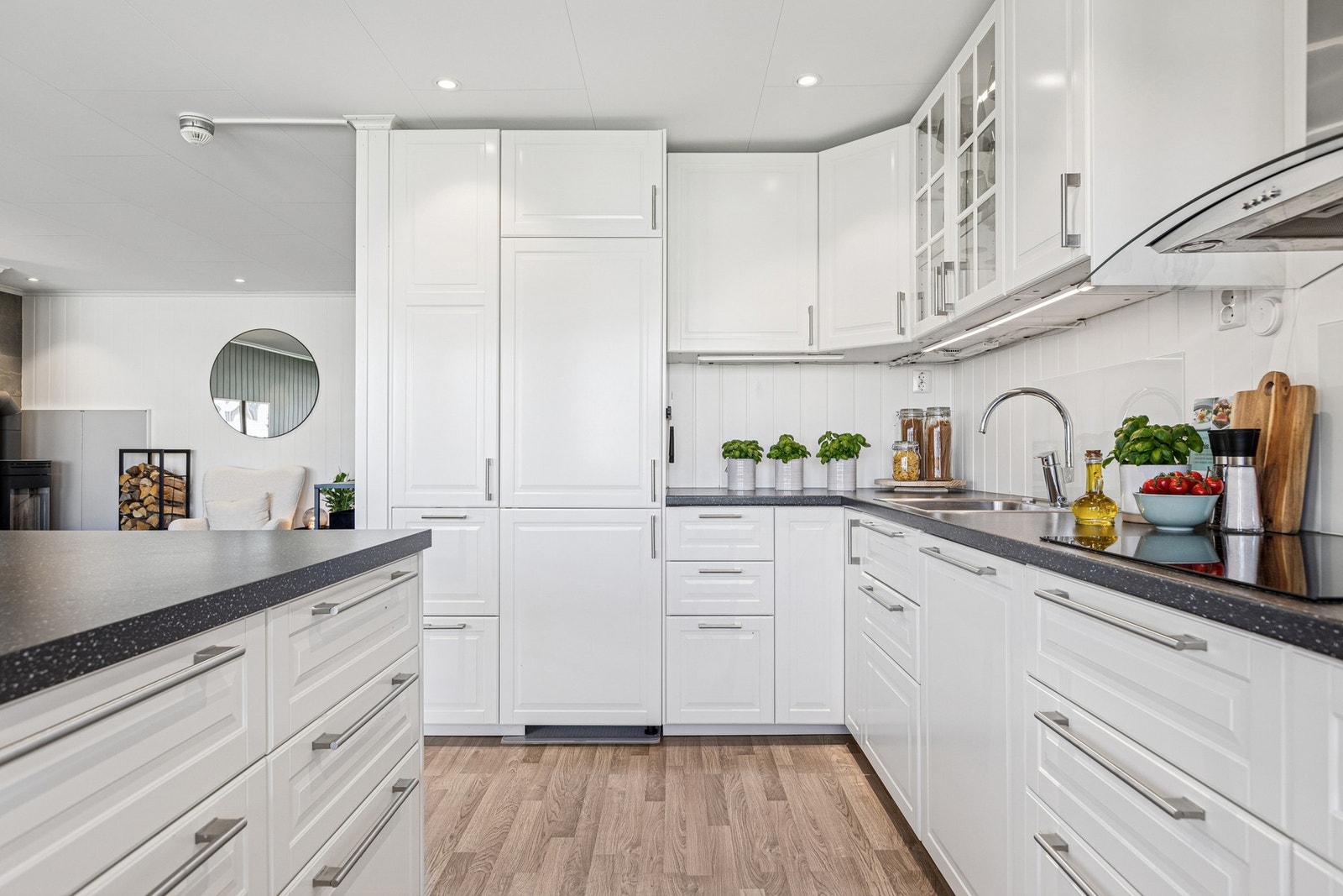 Her får du godt med arbeidsplass samt mye oppbevaringsmuligheter i både skuffer og skap. Galleribilde