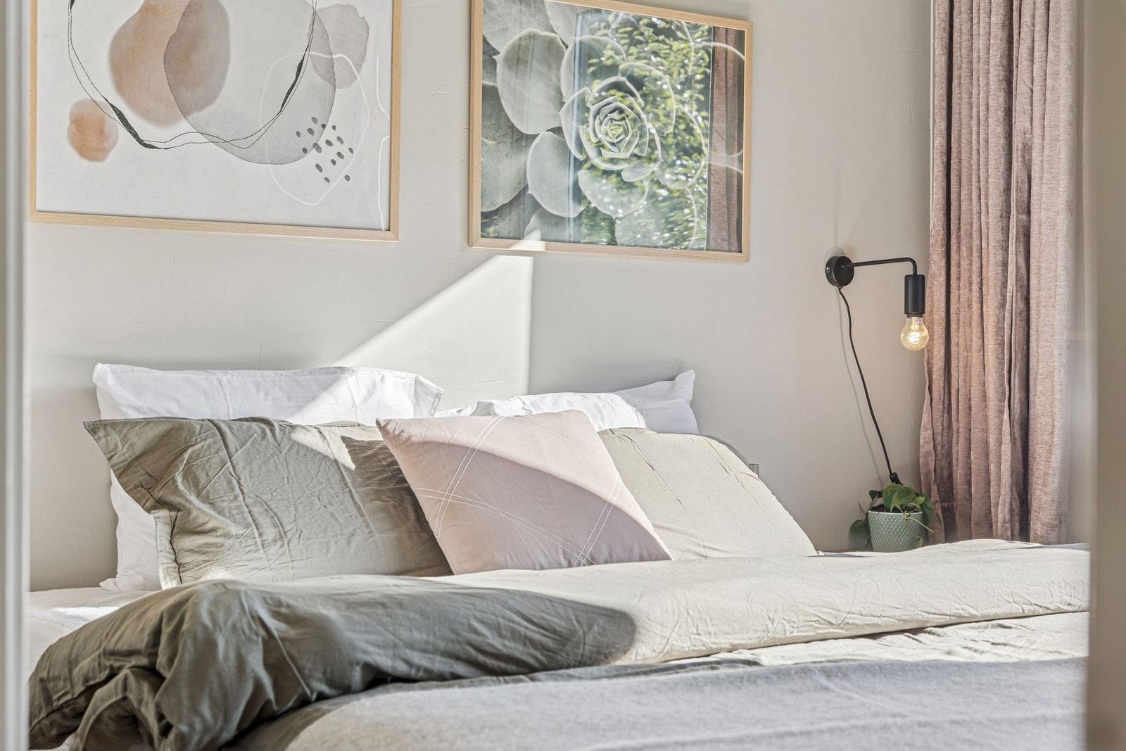 Soverommet kan innredes med stor dobbeltseng, garderobeskap og tilhørende møblement. Galleribilde