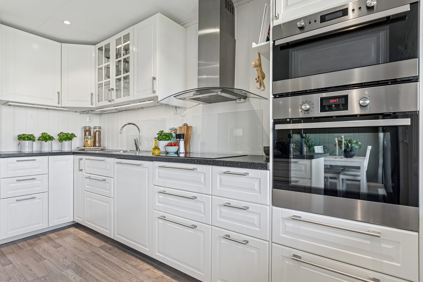 Kjøkkenet er utstyrt med integrerte hvitevarer som stekeovn, platetopp, oppvaskmaskin, mikrobølgeovn og kjøleskap med fryser. Galleribilde