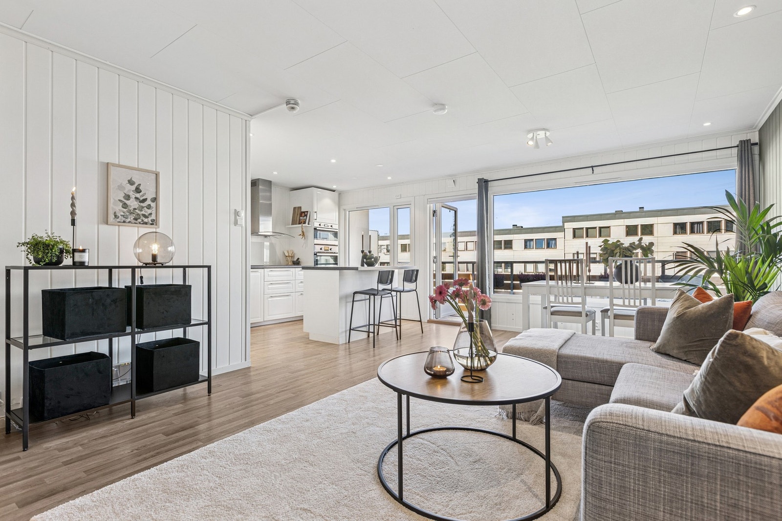 Stuen er meget romslig og har fine soner for innredning. Galleribilde