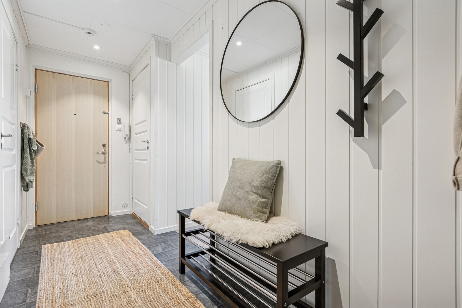 Gangen har skyvedørsgarderobe som byr på god plass til å henge fra seg yttertøy. Galleribilde