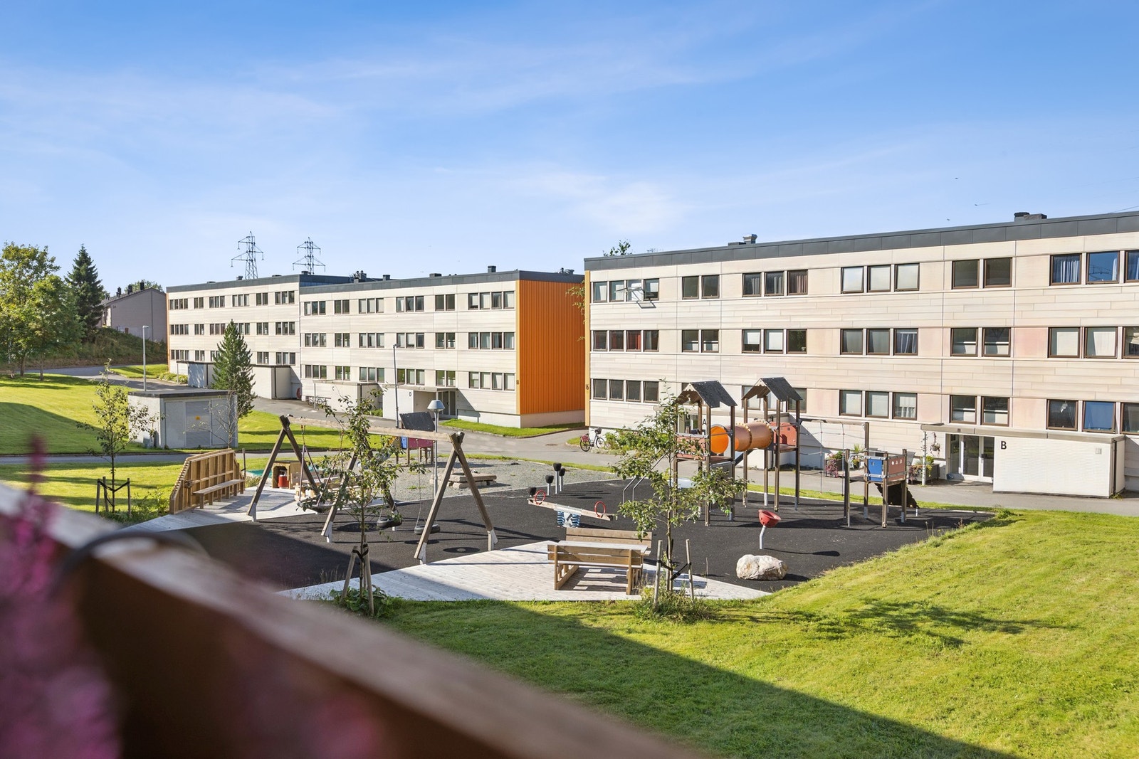 Leiligheten har en attraktiv beliggenhet i et stille og familievennlig område på Nardo, godt skjermet fra gjennomgangstrafikk. Galleribilde