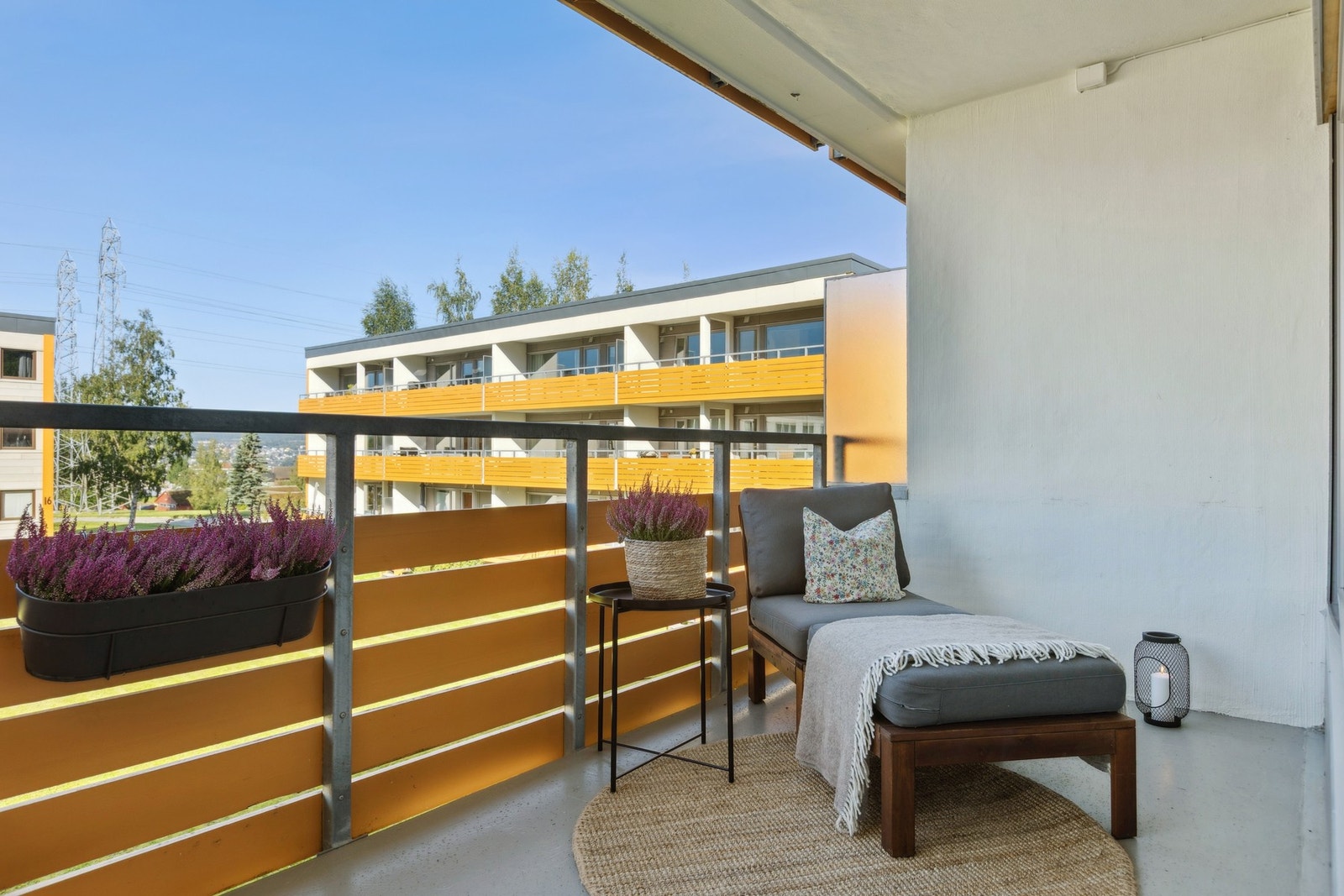 Balkongen blir en naturlig forlengelse av stuen på varme sommerdager. Galleribilde