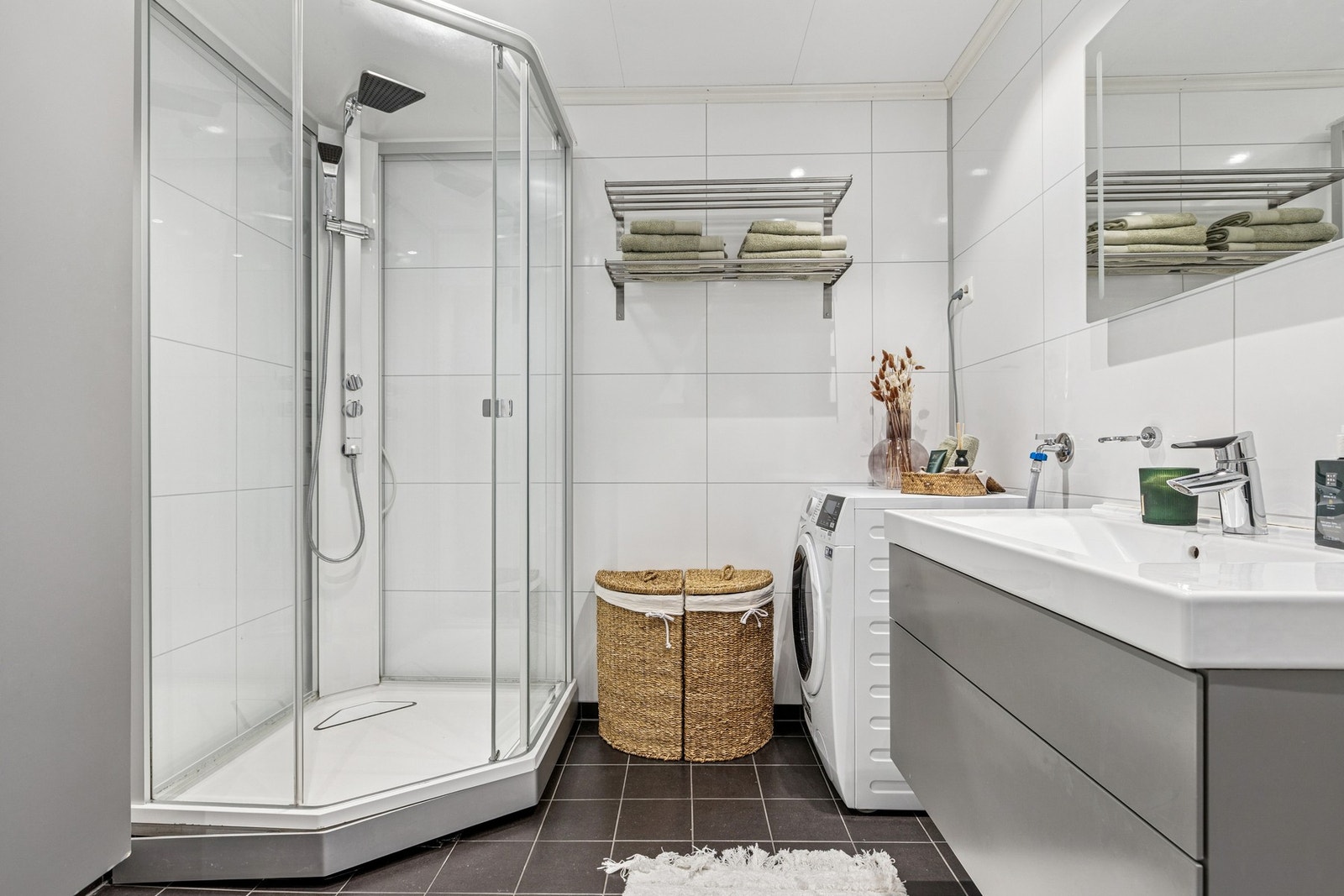 Romslig og pent baderom som ble vesentlig oppgradert i 2014 (ifølge huseier). Galleribilde