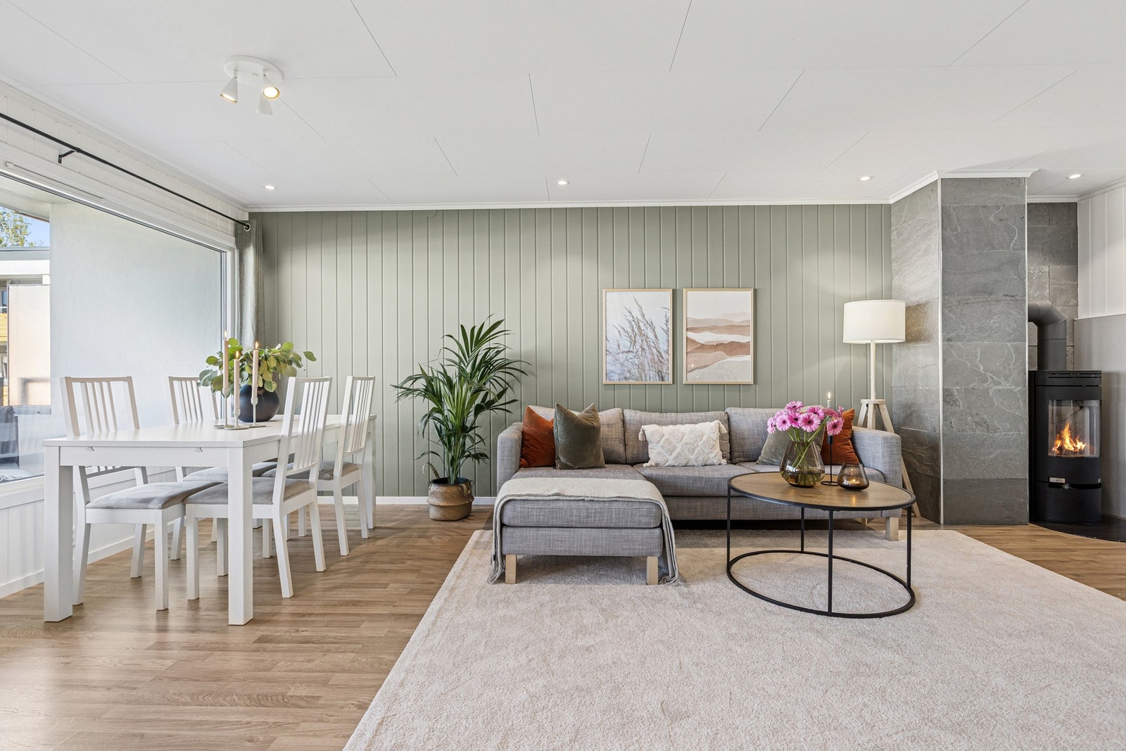 Fra stuen er det utgang til en romslig balkong som måler 12 kvm. Galleribilde