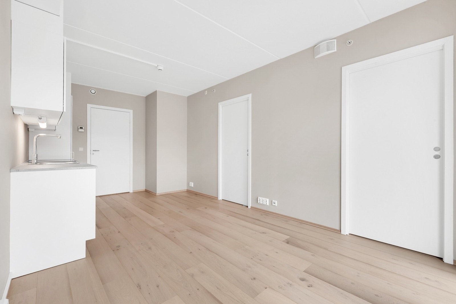 Kjøkken i åpen løsning med stue bidrar til en sosial og hyggelig atmosfære. Galleribilde