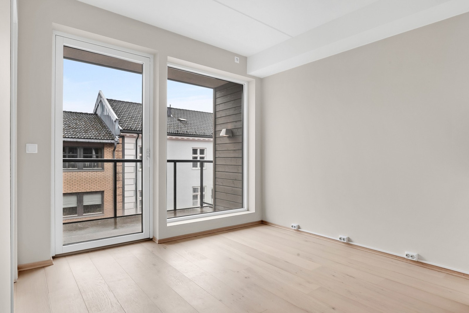 Stuen har utgang til balkongen, som gjør det enkelt å nyte solrike dager og frisk luft rett fra oppholdsrommet. Galleribilde