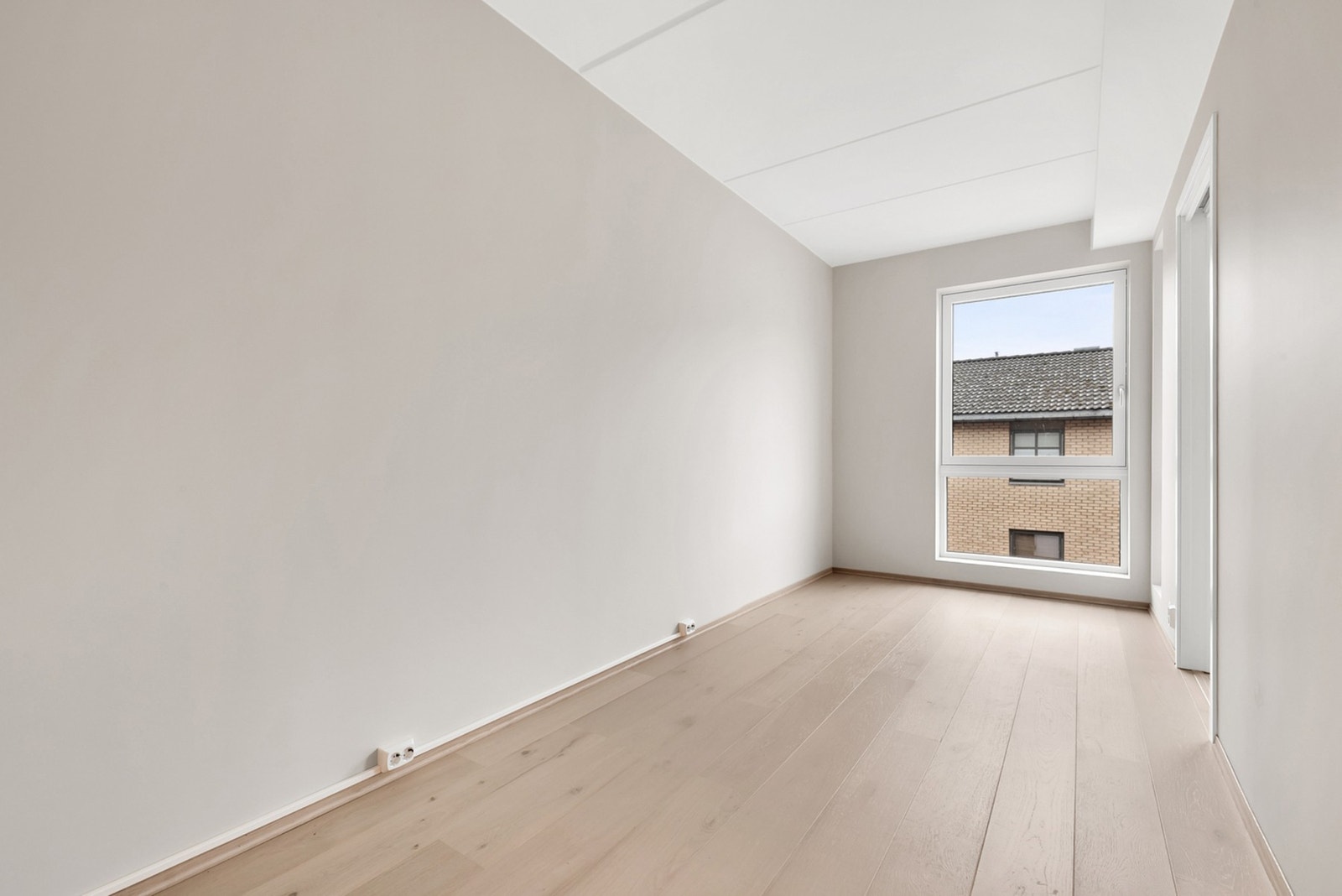 Rommet gir god plass til dobbeltseng med tilhørende nattbord og har gode muligheter for klesoppbevaring i garderobeskap. Galleribilde