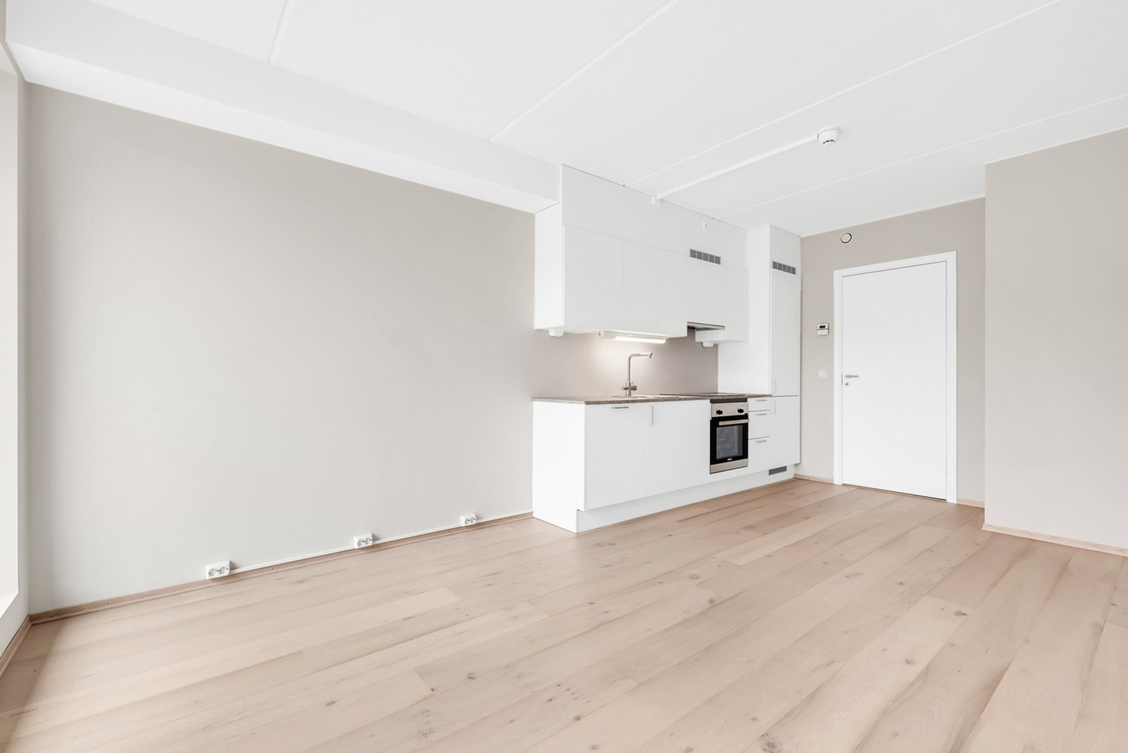 Stuen er romslig og lett å møblere med både sofagruppe, spisebord og TV-møblement. Galleribilde