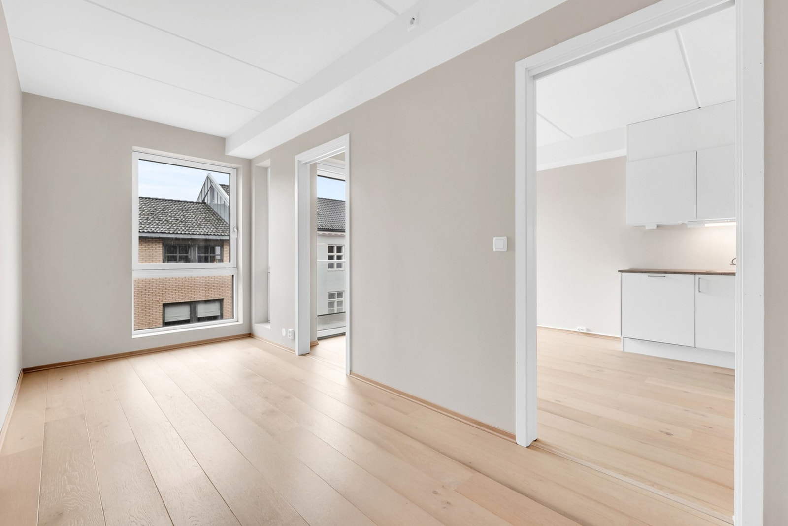 Med skyvedør mellom stue og soverom kan du enkelt åpne opp for mer lys og luftig atmosfære - eller lukke igjen for ro og hvile. Galleribilde