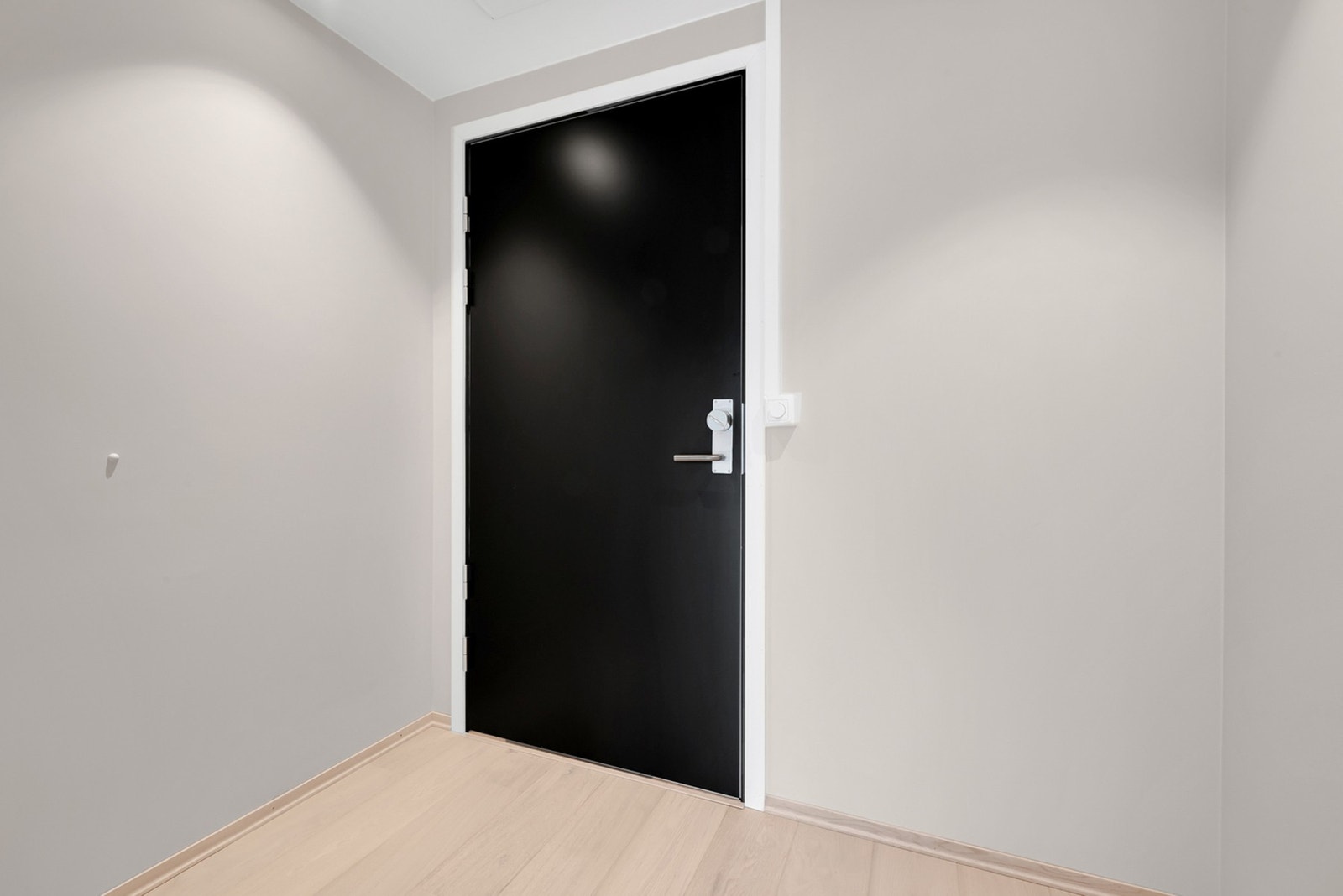 Boligen ønsker deg velkommen med en lys og trivelig entré som gir et godt førsteinntrykk. Galleribilde