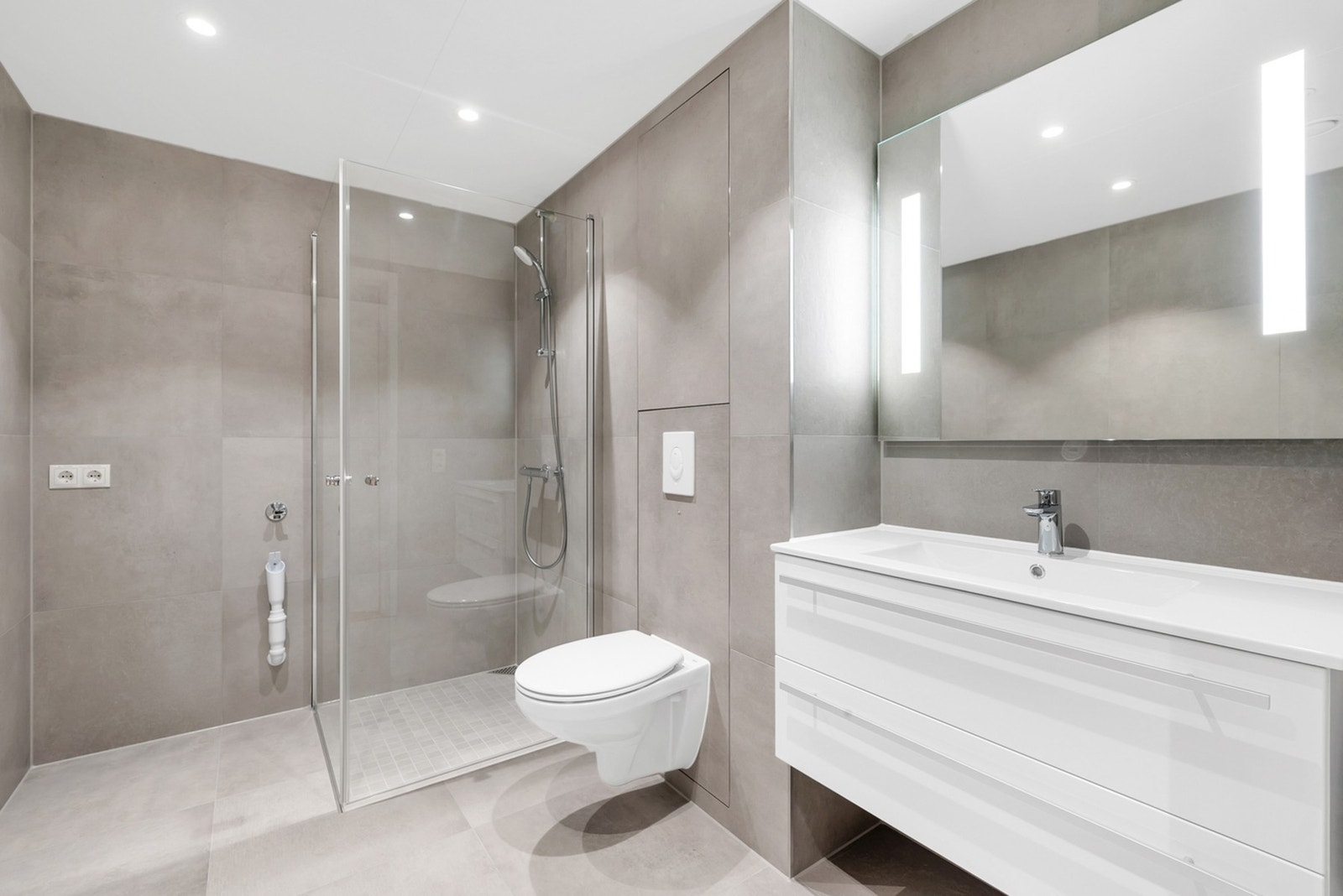 Lekkert bad fra 2023 med behagelige varmekabler i gulv og opplegg for vaskemaskin. Galleribilde