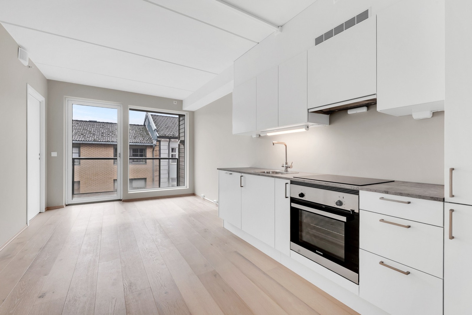 Overflater består av parkett på gulv og slette flater på vegger og i himling. Galleribilde