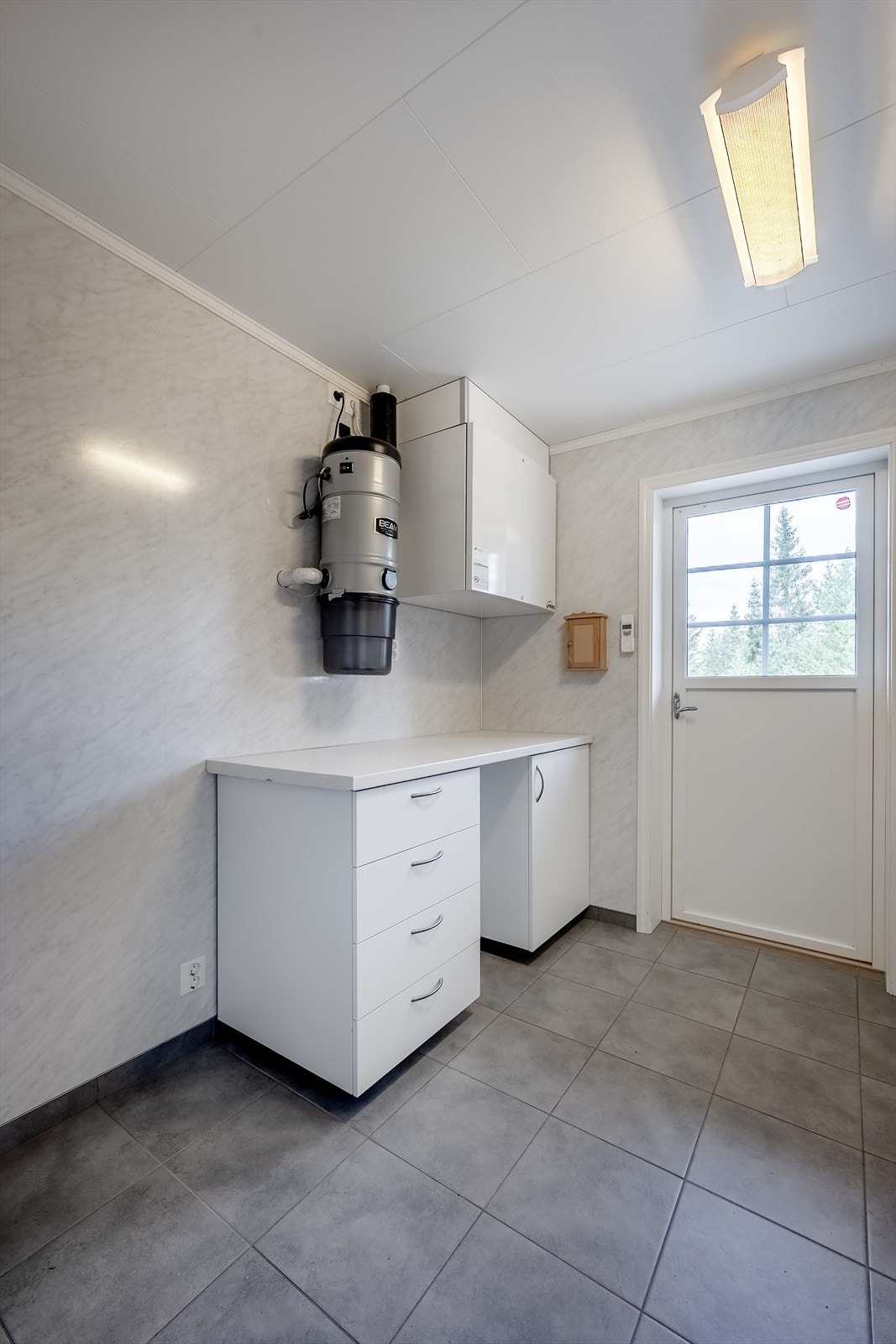 Rommet huser også det meste av boligens tekniske utstyr som sentralstøvsuger, ventilasjonsanlegg, sikringsskap etc. Galleribilde