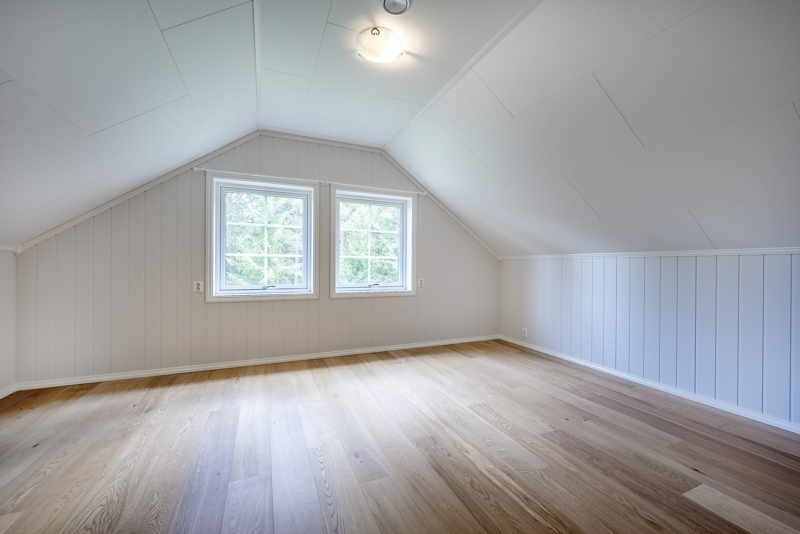 Etasjen inneholder også et soverom på 14 m² Galleribilde