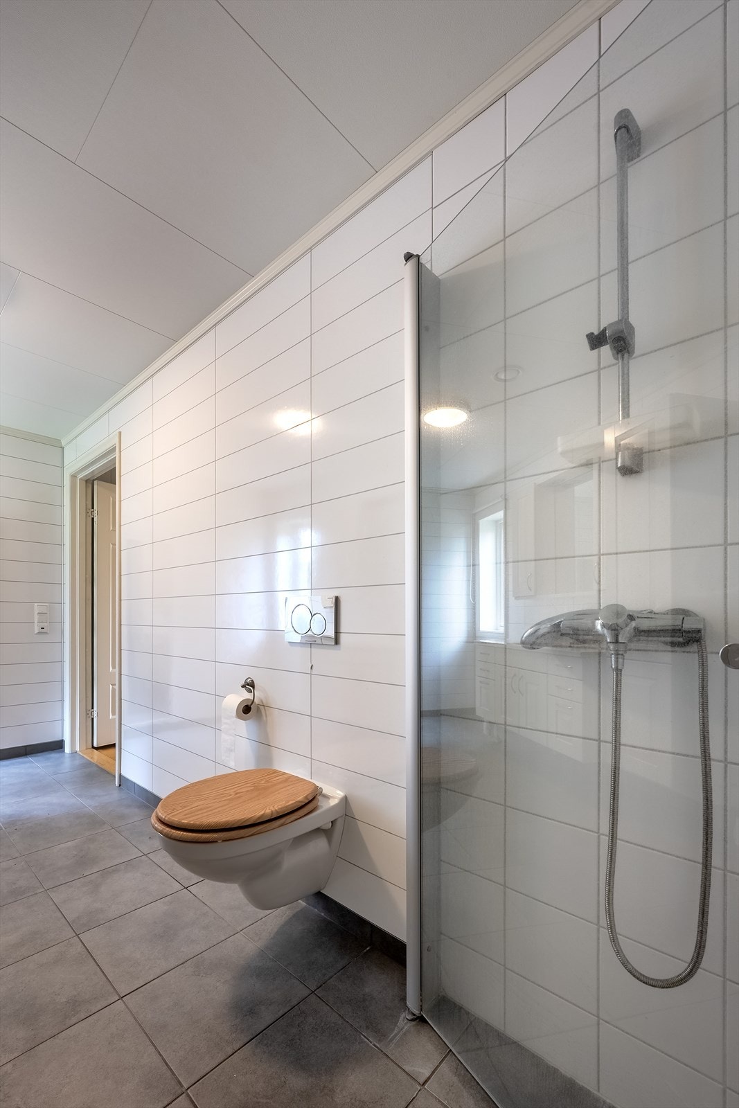 Badet har også vegghengt wc med innbygd sisterne Galleribilde