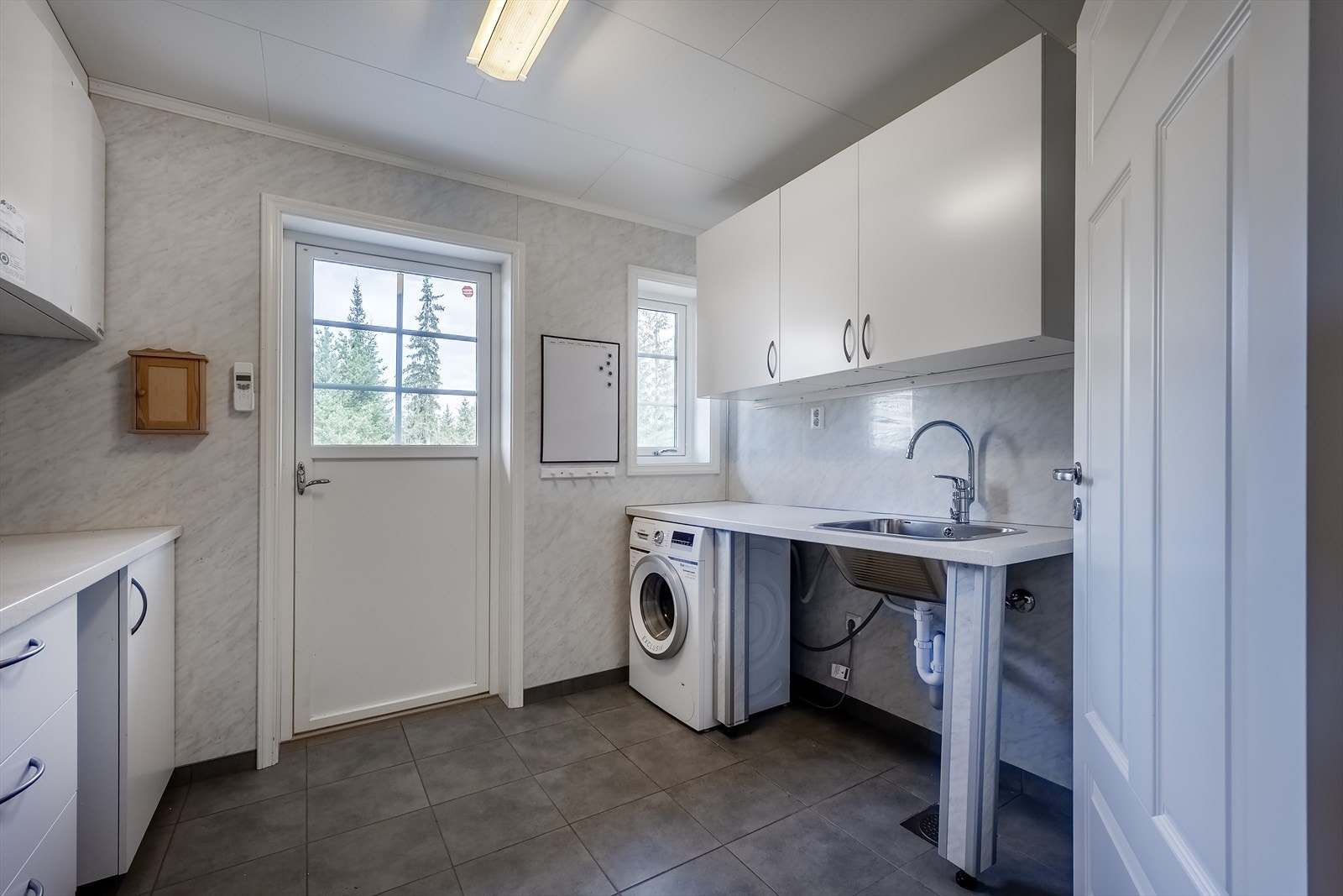 Vaskerommet har flislagt gulv med undervarme og egen inngang Galleribilde