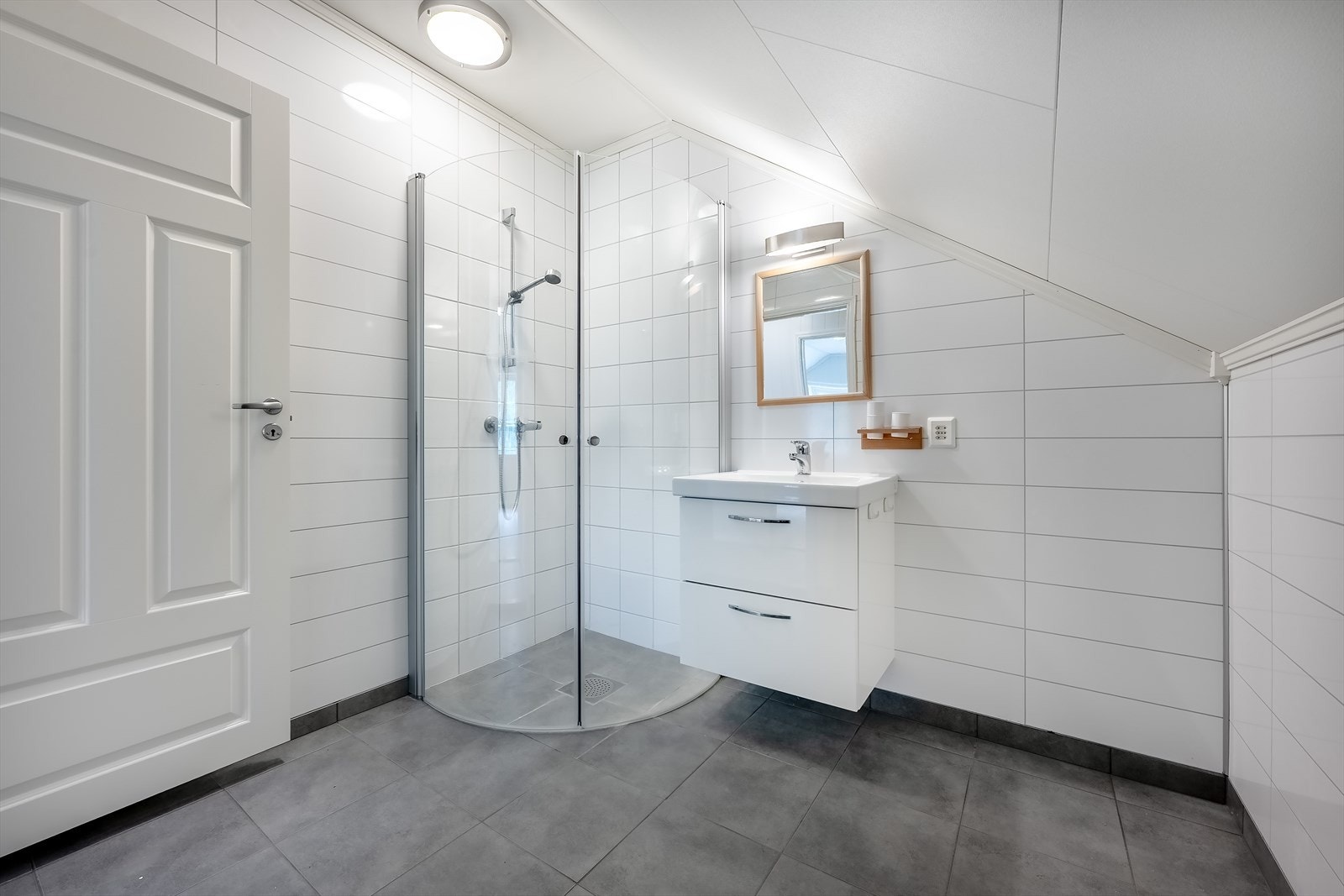Loftetasjen har også eget bad med dusj Galleribilde