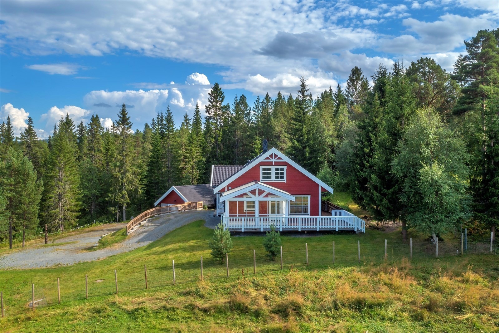 Eiendommen er bebygd med enebolig og garasje fra 2013 Galleribilde
