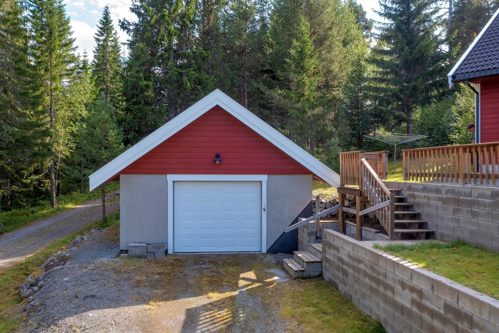 Frittstående garasje med trapp ned fra boligen Galleribilde