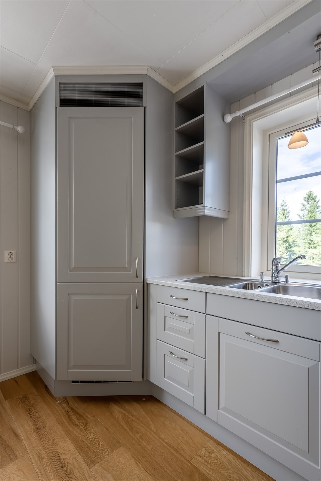 Kjøkkenet er utstyrt med integrert kjølehjørne Galleribilde