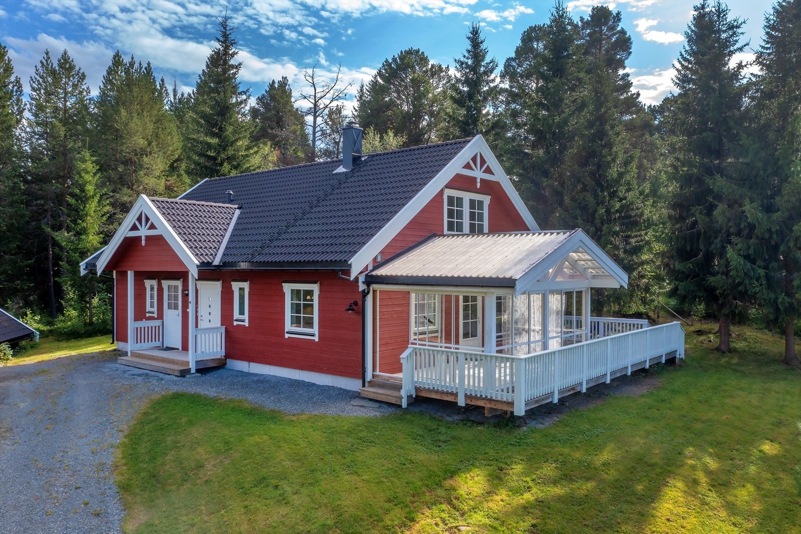 Enebolig i halvannen etasje Galleribilde