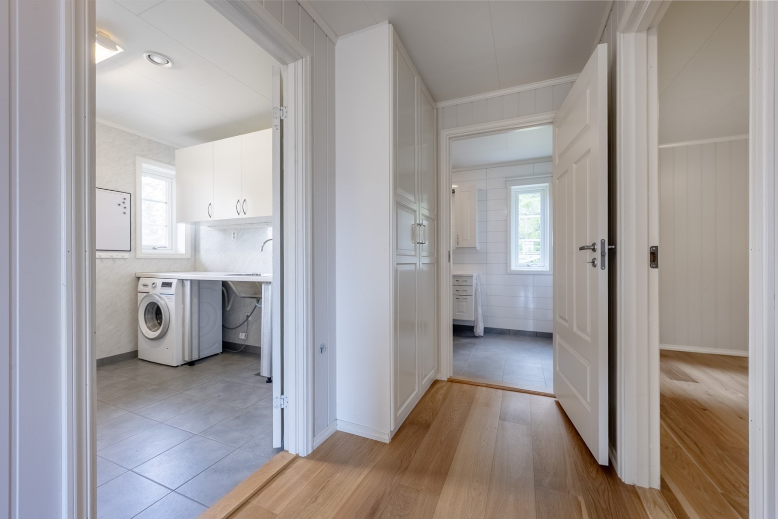 Gang med garderobeskap samt inngang til vaskerom, bad og soverom Galleribilde