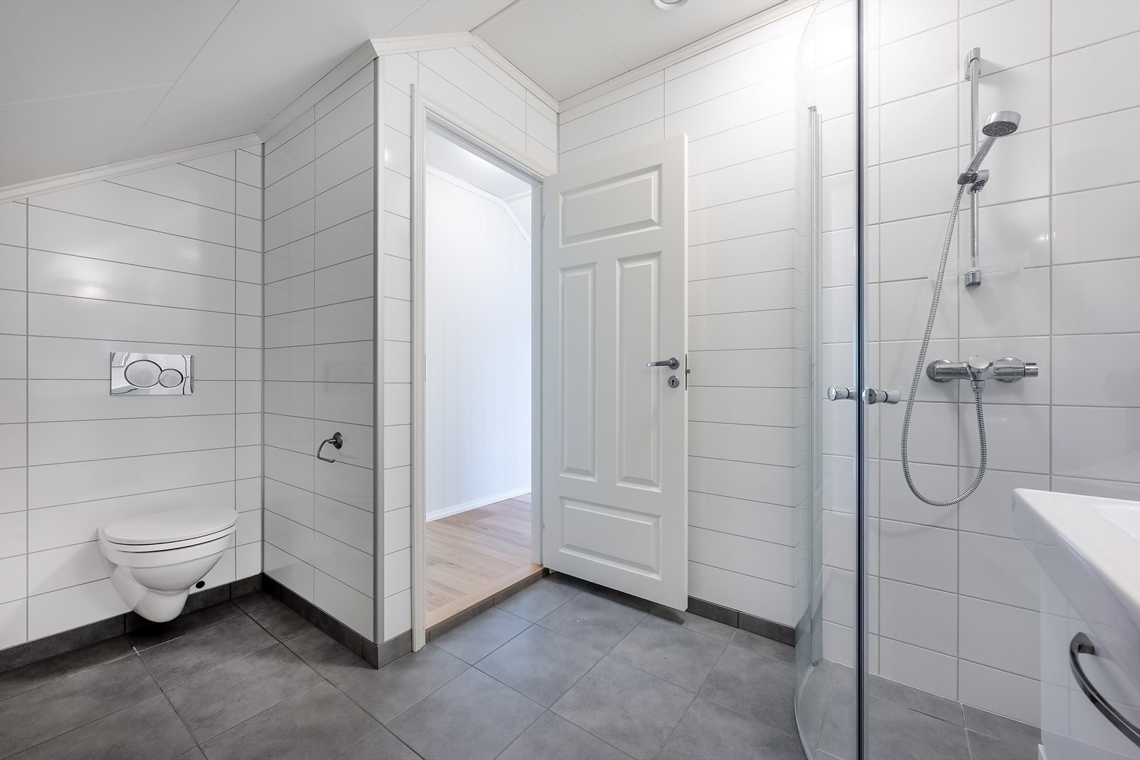 Her er det også gulvvarme og vegghengt wc Galleribilde