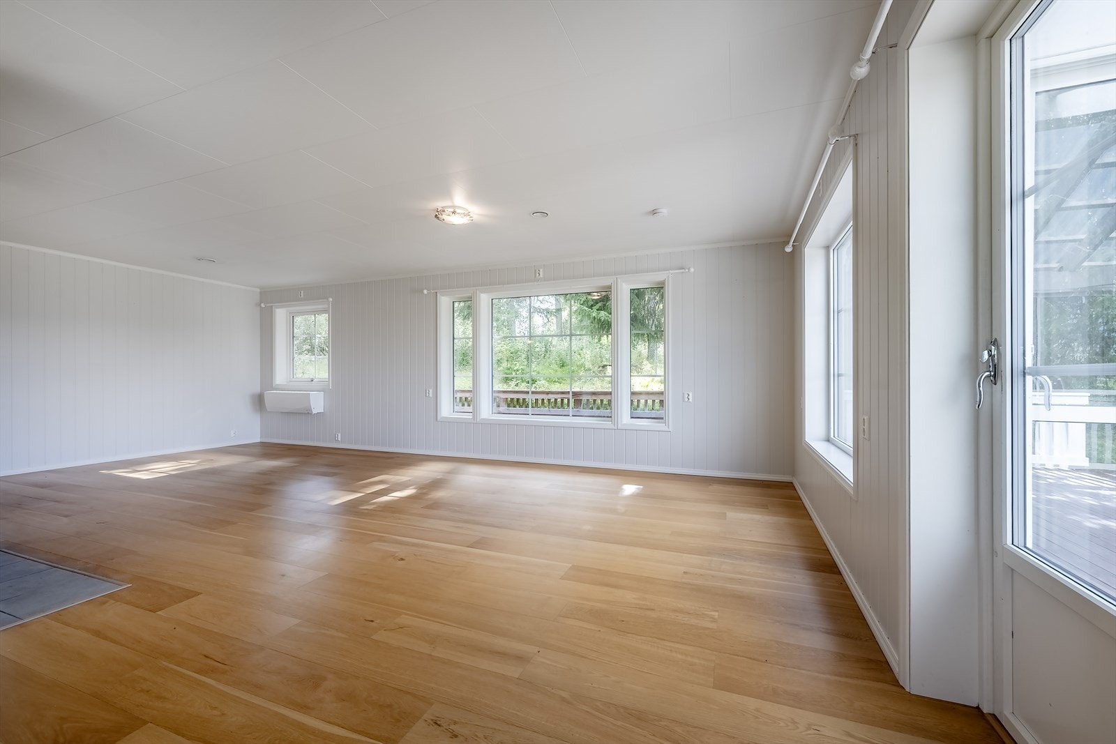 Stue med både varmepumpe og peisovn Galleribilde