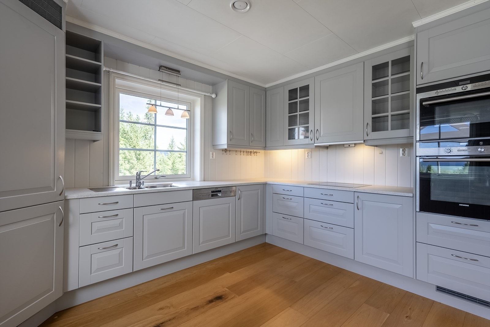 Kjøkken med åpen løsning mot stue - Innredning fra Sigdal med integrerte hvitevarer Galleribilde