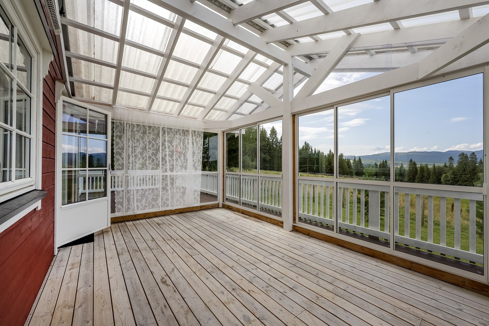 Hagestua på 15 m² med terrassevarmer forlenger utesesongen betraktelig Galleribilde