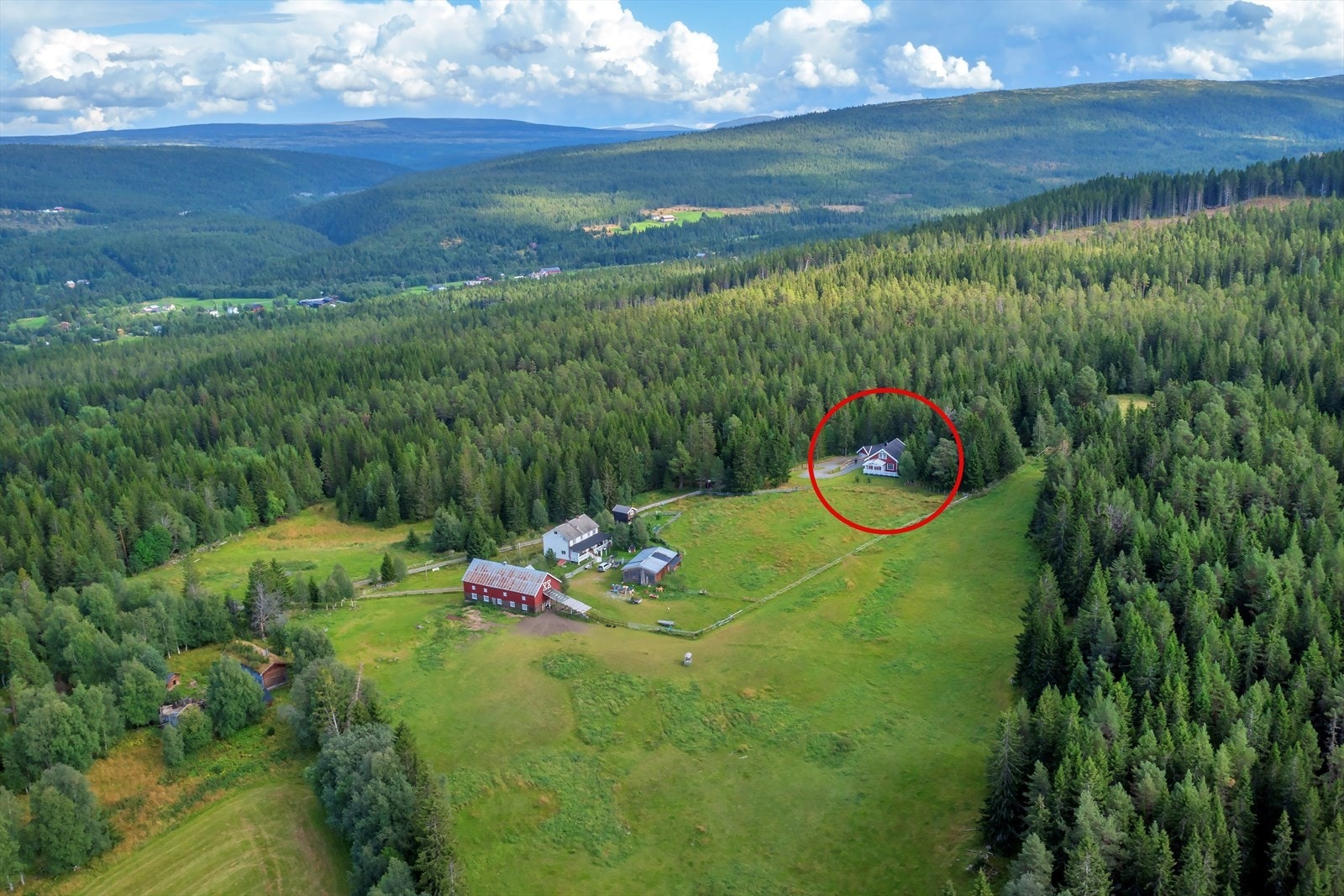 Eiendommen har en lun, landlig og idyllisk beliggenhet ovenfor gården Bakkenberg på sørsiden av og omtrent midtveis i Seierdalsveien som går fra E6 i øst til Riksvei 3 og grenda Innset i øst Galleribilde