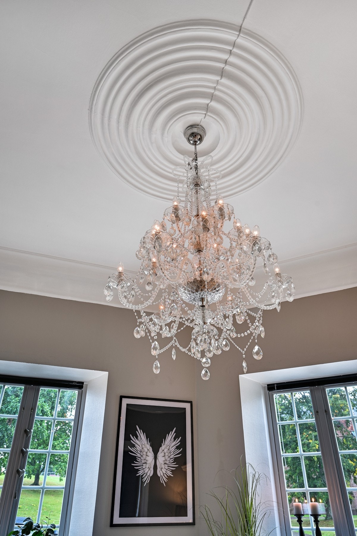 Herlige detaljer med original stukkatur Galleribilde