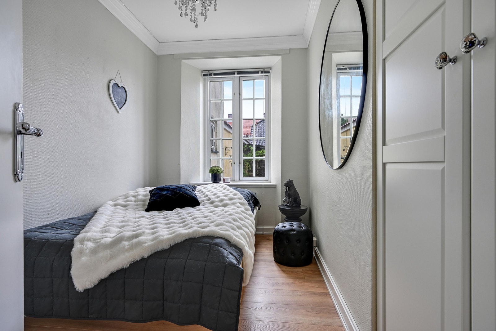 Det andre soverommet har også bra med garderobeplass Galleribilde