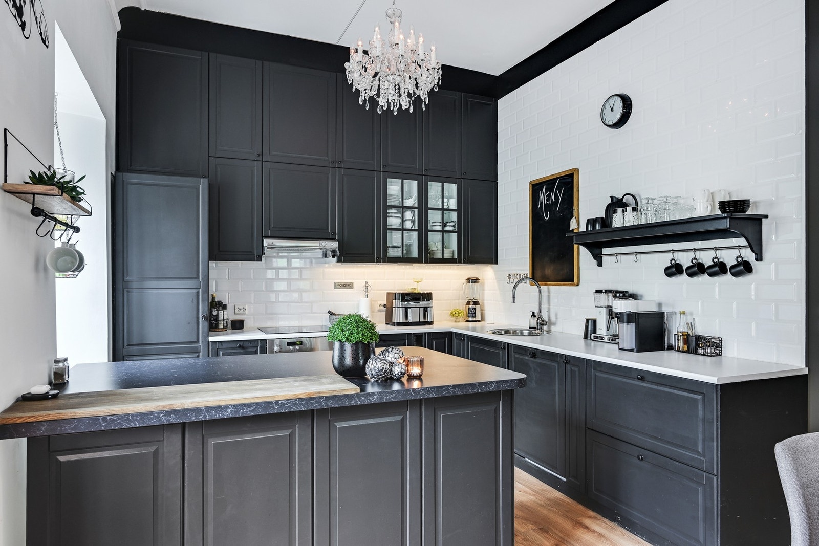 Et svært lekker og innbydende kjøkken med takhøye overskap Galleribilde