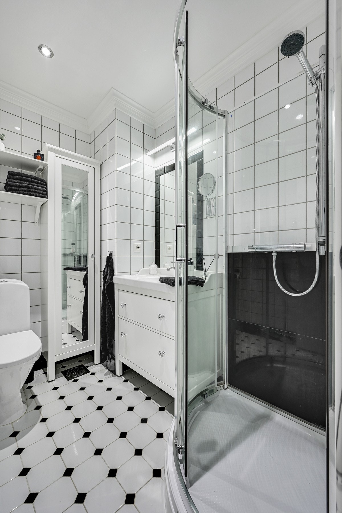 Pent flislagt bad med gulvvarme Galleribilde