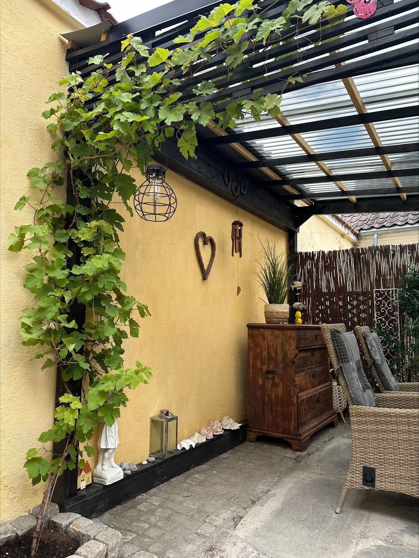 Pent opparbeidet med drueranker rundt pergola Galleribilde